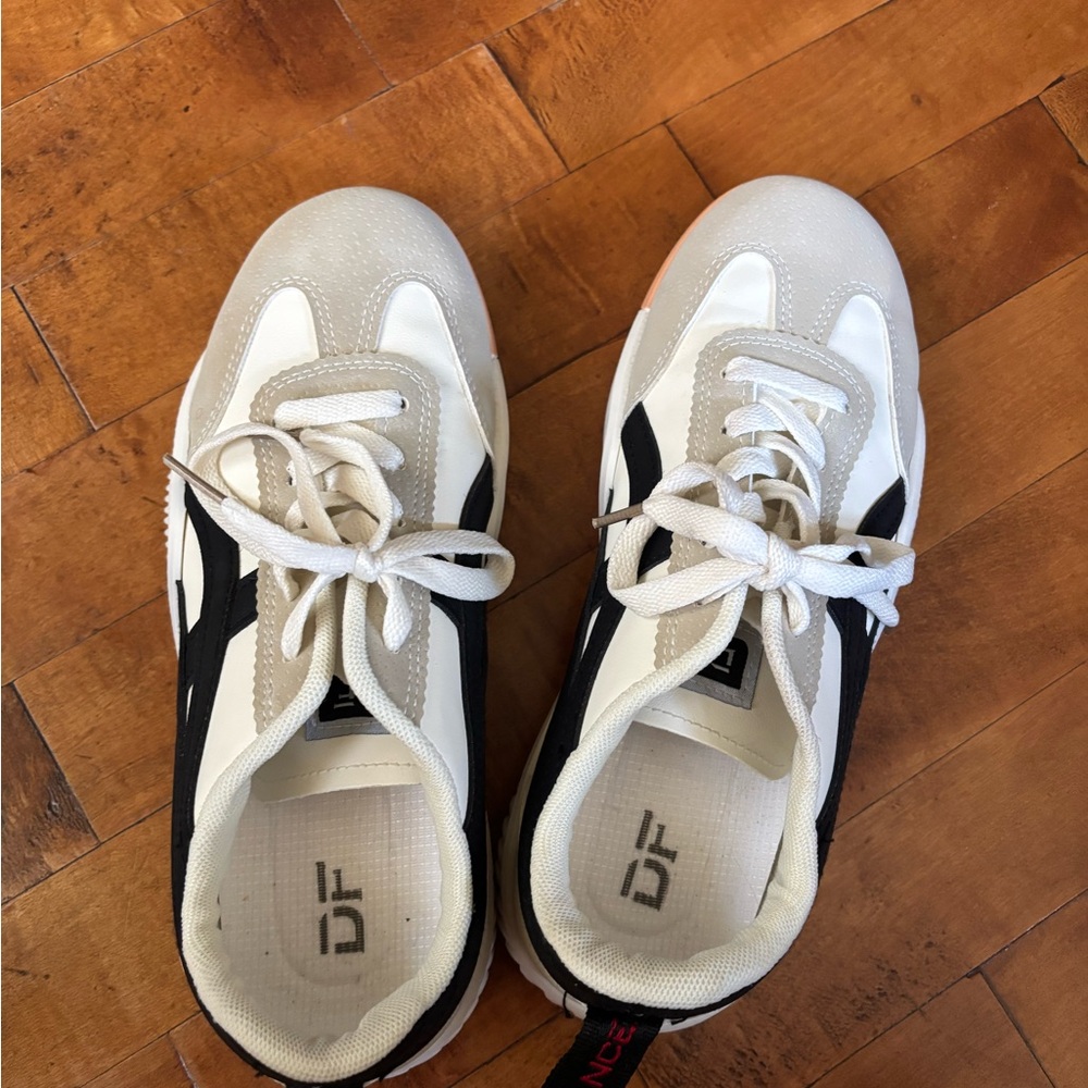 De Florence Women's Black and White Sneakers - EUC